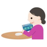 中年の女性がタブレット端末でアプリ画面を見るイラスト2