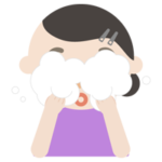 洗顔をする中年の女性のイラスト