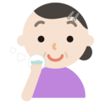 顔に粉をはたく中年の女性のイラスト